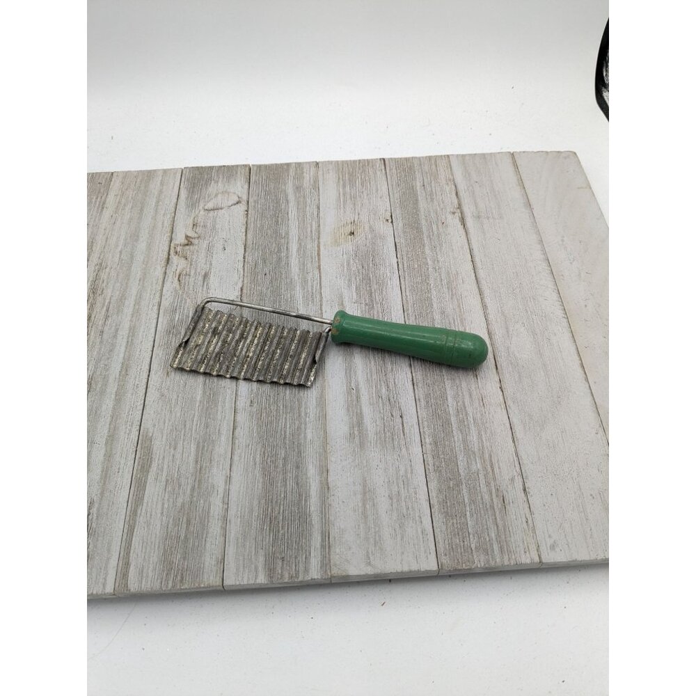 Vintage Crinkle Wavy Cutter Vegetable Potato Stainless Steel Slicer Green